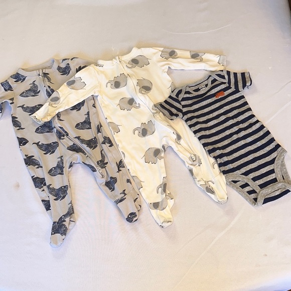 Old Navy One Pieces 6 To 9 Months Size Sleepers And Onesie Poshmark